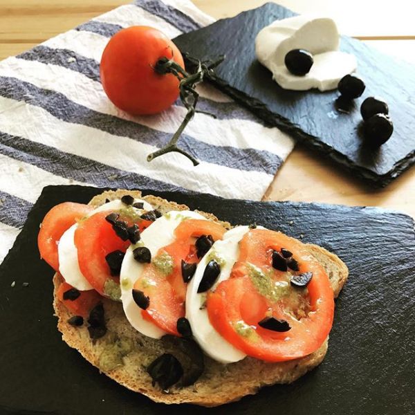 TOSTA DE MOZZARELLA, TOMATE Y ACEITUNAS