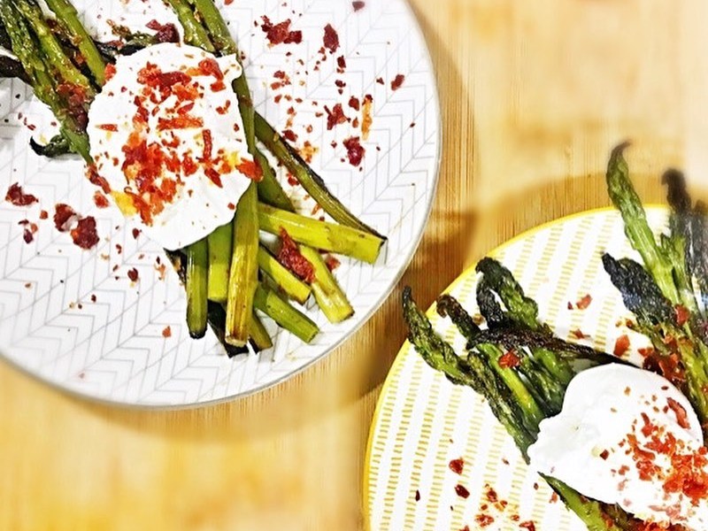 ESPÁRRAGOS TRIGUEROS CON VIRUTAS DE JAMÓN