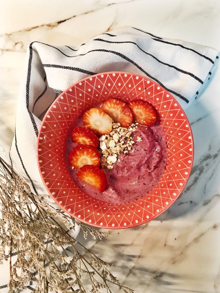 Batido de frutas - helado de yogur de arándanos - bowl de frutas