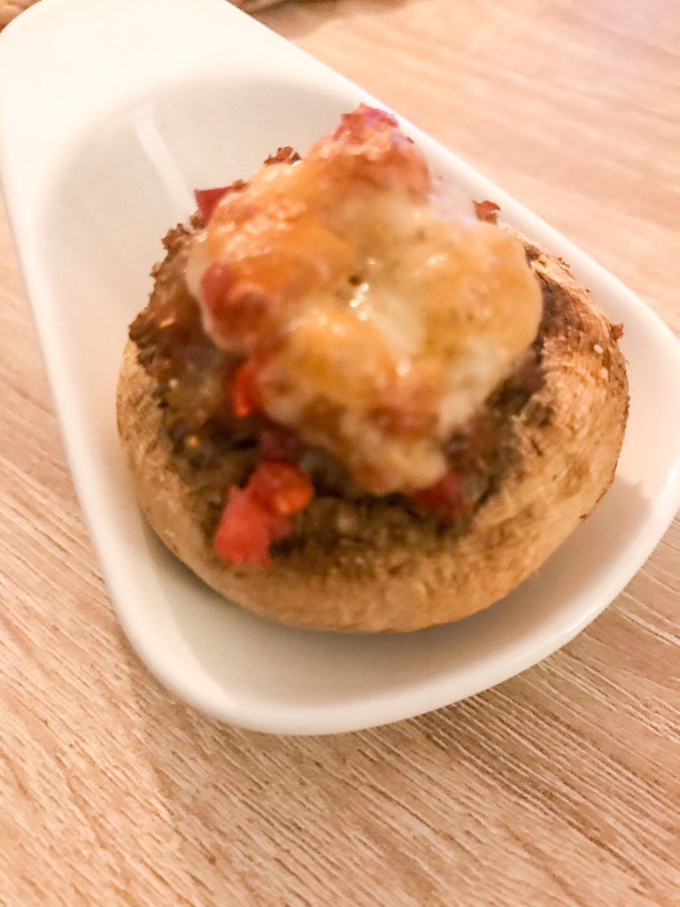 CHAMPIÑONES AL HORNO RELLENOS DE QUESO Y JAMÓN