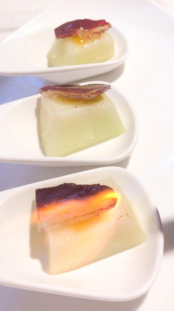 La mejor receta de aperitivo sencillo y original. MELÓN CON MAGRET DE PATO Y MERMELADA DE MANGO, MELOCTOÓN Y JENGIBRE.
Receta fácil y rápida, paso a paso.