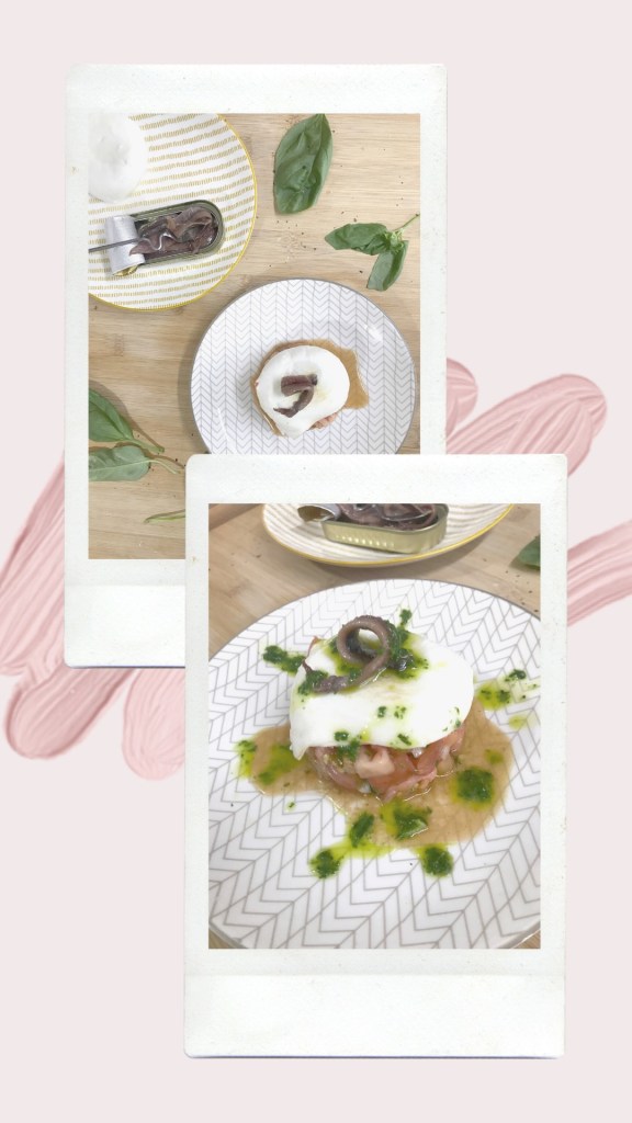 Receta fácil y sencilla de TARTAR DE TOMATE CON MOZZARELLA, ANCHOAS Y ACEITE DE ALBAHACA. RECETA PASO A PASO. Hoy os dejamos una receta fácil y sencilla. Y es que su mayor dificultad es picar tomate del rico. Así que disfrutad tanto como nosotros, por que comienza la época de desgustar tomates con sabor. Nuestra debilidad! Estamos seguros que esta combinación os va a encantar!