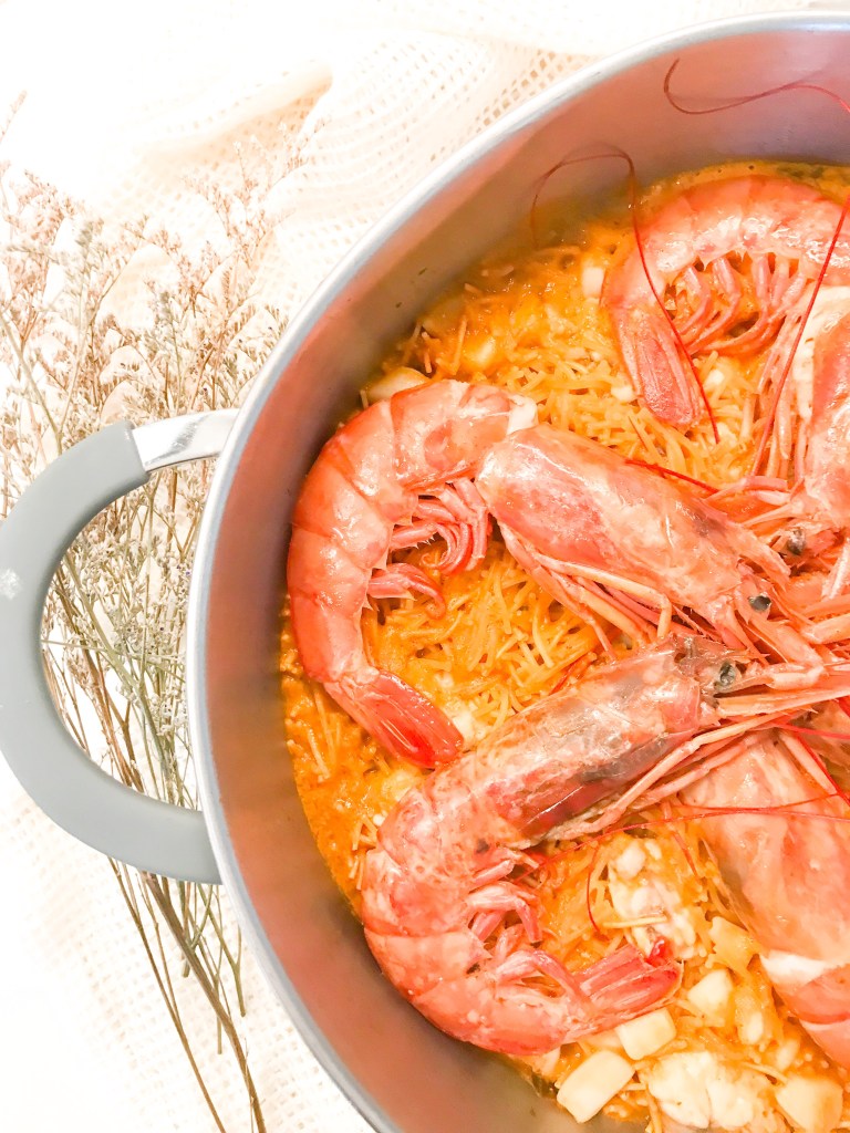 La mejor receta tradicional de FIDEUA DE MARISCO Y PESCADO. Cómo hacer una fideuá tradicional de gambones y rape , receta gallega fácil y sencilla paso a paso. 