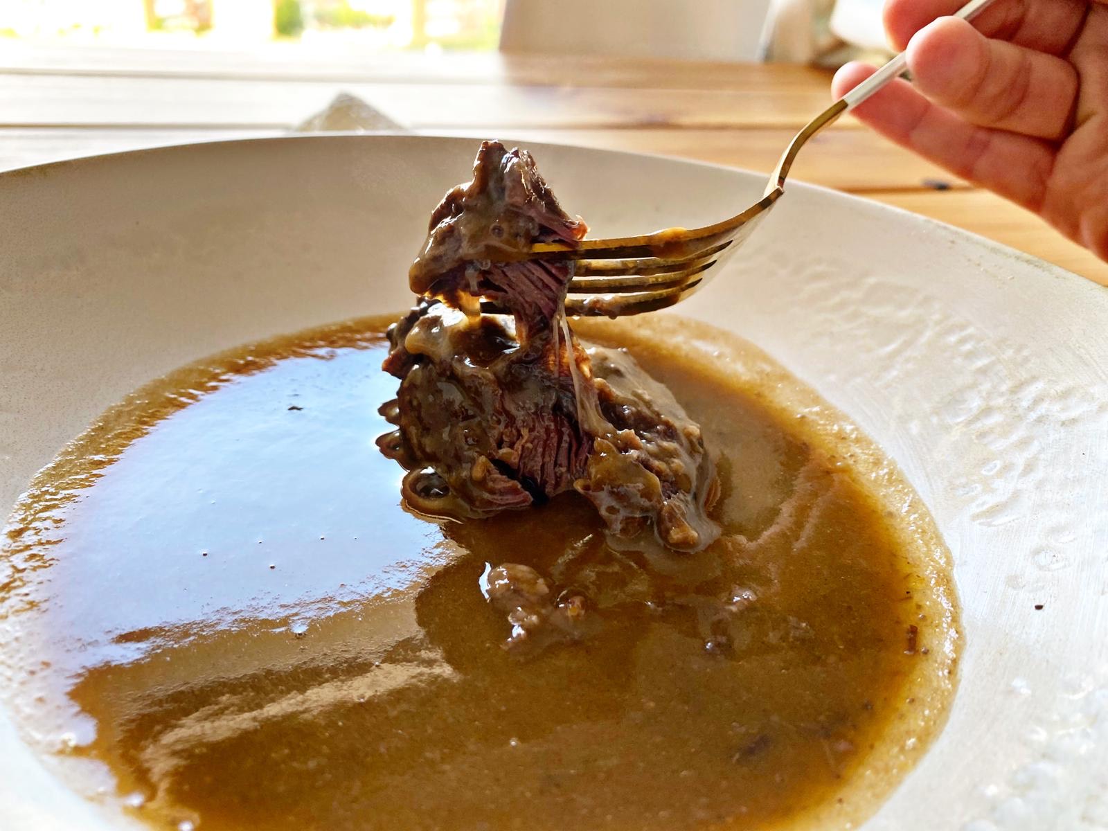 Carrilleras de cerdo al vino tinto, receta paso a paso Hola fooders! Hoy os dejamos una receta perfecta para impresionar a vuestros invitados. Y es que la textura de la carne con esta receta se deshace en la boca. Esta receta es una de nuestra preferidas! Esperamos que so guste tanto como a nosotros.