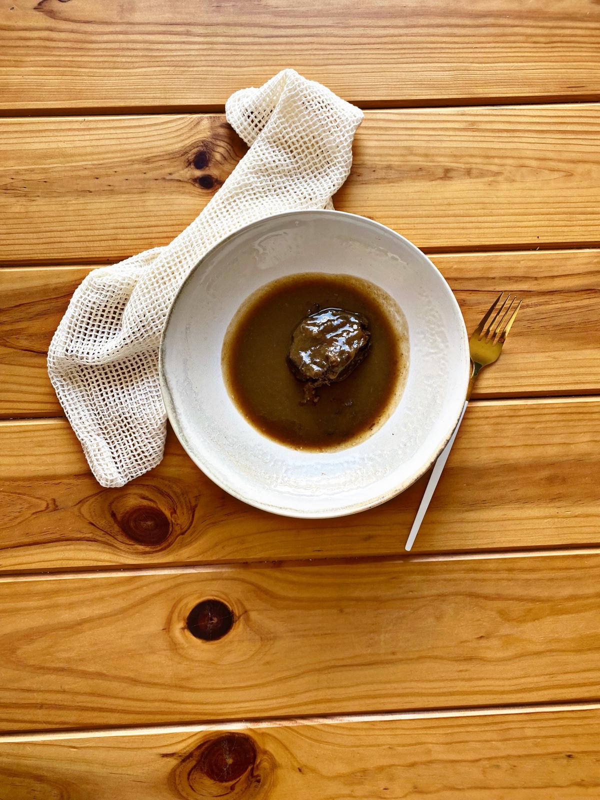 Carrilleras de cerdo al vino tinto, receta paso a paso Hola fooders! Hoy os dejamos una receta perfecta para impresionar a vuestros invitados. Y es que la textura de la carne con esta receta se deshace en la boca. Esta receta es una de nuestra preferidas! Esperamos que so guste tanto como a nosotros.