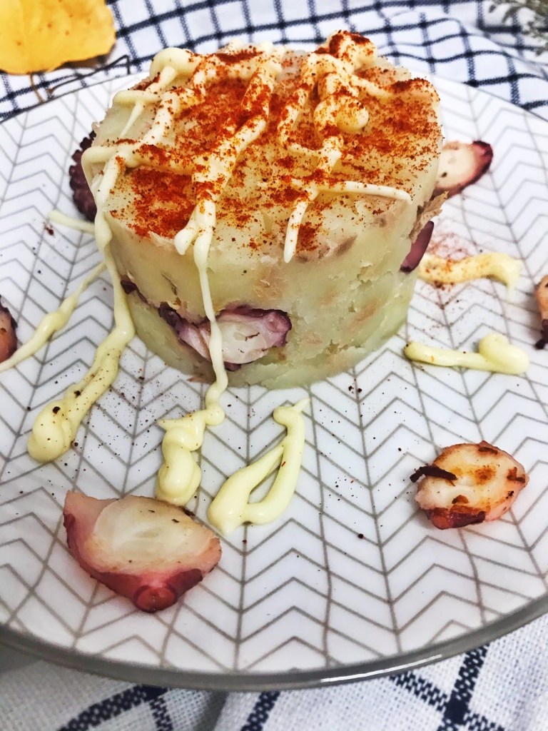 Cómo hacer una deliciosa ensalada de pulpo , atún y patata receta paso a paso. Hoy os dejamos una receta buenísima, con pocos ingredientes, mucho sabor y muy saludable ! Esperamos que os guste! Así que no os la perdáis.