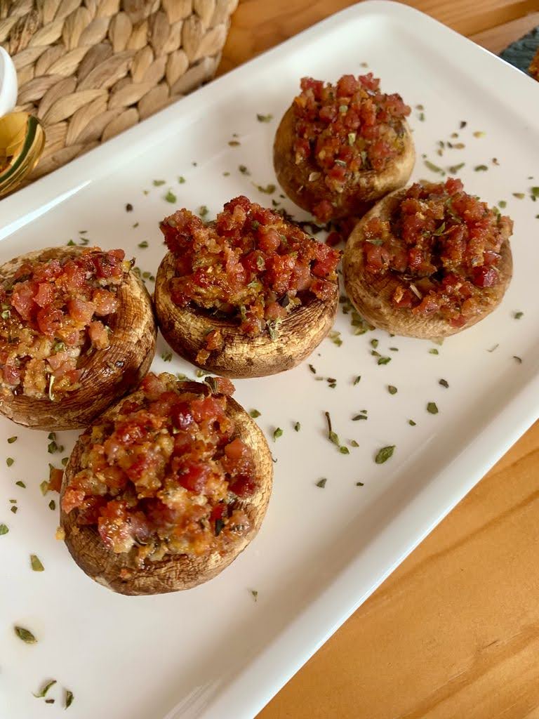 Holaa fooders! Hoy os dejamos una receta de entrante que os va a encantar. Una receta sencilla y deliciosa de champiñones rellenos al horno con jamón y bacon!
Así que pongamos manos a la obra, y ya veréis que esta receta es muy fácil de hacer y que nos darán como resultado un aperitivo espectacular.