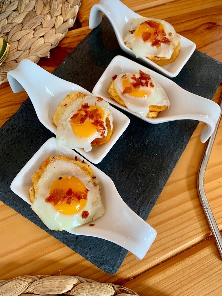 Hola fooders! Hoy os dejamos un bocado exquisito y delicioso. Y es que esta receta de Canapé de patata con huevo de codorniz y chorizo es un aperitivo fácil que se elabora en poco tiempo.