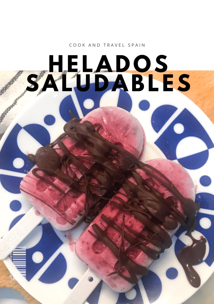 
HELADOS SALUDABLES CON SÓLO 3 INGREDIENTES
Los helados son nuestros aliados contra el calor. Muchas veces pensamos que hacer un helado en casa es una tarea compleja, pero nada de eso! Hoy os traemos un helado saludable de yogur, arándanos y chocolate que es muy fácil de preparar, se hace muy rápido y además es saludable y sin azúcar.

Puedes prepararlo con plátano congelado, piña, frutos rojos, fresas… vamos lo que más te guste. En nuestro caso utilizamos arándanos congelados, porque son nuestra debilidad! No os perdáis esta receta sencilla de este helado totalmente realfooder.