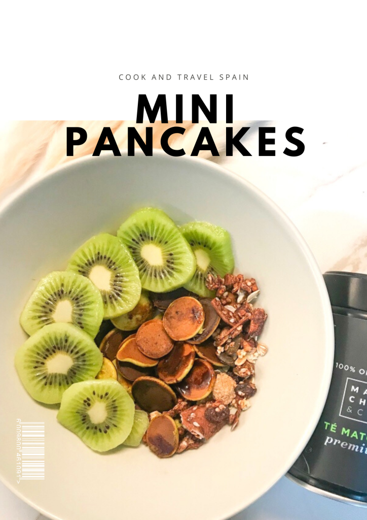 MINIPANCAKES DE PLÁTANO Y TÉ MATCHA
Hoy os dejamos una receta de un bowl de desayuno saludable increíblemente bueno y a la par de divertido para los más peques de casa, por que estos minipancakes parecen cereales y están deliciosos.

Esta receta sencilla de desayuno saludable con tan sólo 4 ingredientes os va a dejar alucinados.

En este caso vamos a preparar unas minitortitas de plátano y té matcha o minipancakes de plátano y té matcha, que al fin al cabo, son unas tortitas convencionales pero en formato mini, y con un toque especial de té matcha que van a ser la base de nuestro bowl de cereales.

Lo mejor de esta receta es que se pueden preparar con diferentes formas y sabores, y se pueden acompañar con muchos toppings diferentes: frutas, bayas, yogur, granola, queso batido, leche,  semillas, sirope, miel, mermelada…