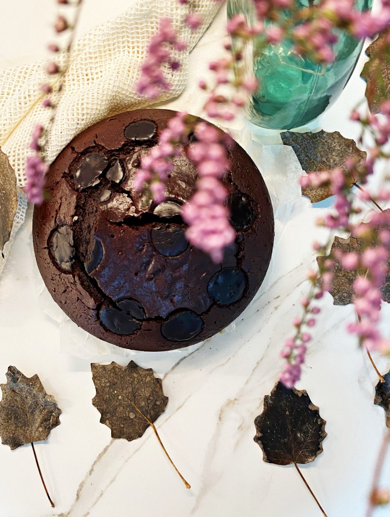 CÓMO HACER UN BIZCOCHO CASERO Y FÁCIL DE YOGUR, LECHE Y CHOCOLATE. Hola  fooders !! Hoy os dejamos un bizcocho para todos los amantes del chocolate. Os va a sorprender el sabor, porque este bizcocho es esponjoso y extra jugoso.

Así que hoy os dejamos una receta buenísima, con pocos ingredientes ! Esperamos que os guste nuestra receta de bizcocho de yogur, leche y chocolate.