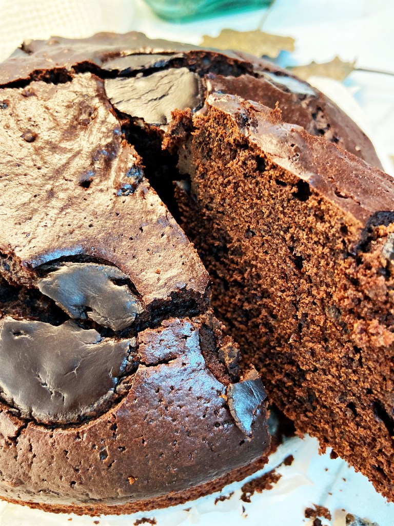 CÓMO HACER UN BIZCOCHO CASERO Y FÁCIL DE YOGUR, LECHE Y CHOCOLATE. Hola  fooders !! Hoy os dejamos un bizcocho para todos los amantes del chocolate. Os va a sorprender el sabor, porque este bizcocho es esponjoso y extra jugoso.

Así que hoy os dejamos una receta buenísima, con pocos ingredientes ! Esperamos que os guste nuestra receta de bizcocho de yogur, leche y chocolate.