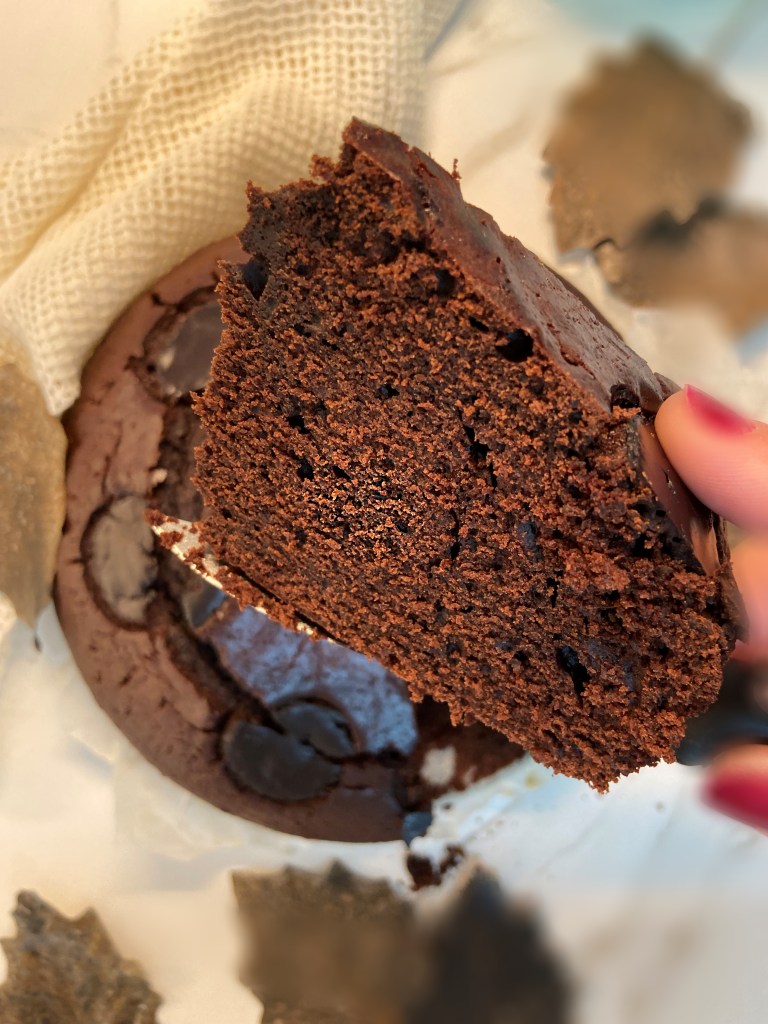 CÓMO HACER UN BIZCOCHO CASERO Y FÁCIL DE YOGUR, LECHE Y CHOCOLATE. Hola  fooders !! Hoy os dejamos un bizcocho para todos los amantes del chocolate. Os va a sorprender el sabor, porque este bizcocho es esponjoso y extra jugoso.

Así que hoy os dejamos una receta buenísima, con pocos ingredientes ! Esperamos que os guste nuestra receta de bizcocho de yogur, leche y chocolate.