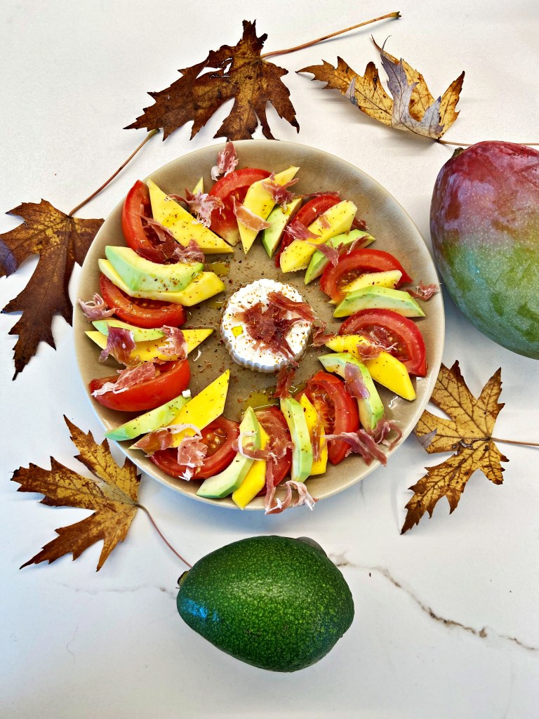 ENSALADA SENCILLA DE AGUACATE Y MANGO
Hola fooders! Os os dejamos una de nuestras ensaladas favoritas. Una receta fácil y sencilla, que se hace en 5 minutos. Os animamos a todos a probarla! Y como no, nuestro gran descubrimiento, los aguacates de piel lisa de origen nacional de Sigfrido.

Como hacer paso a paso una  ensalada de aguacate y mango diferente, una combinación muy top para todas las épocas del año. Te la vas a perder?