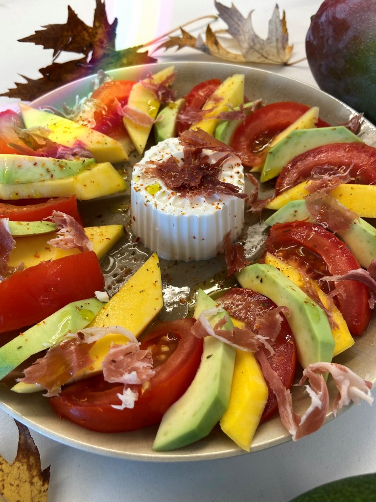 ENSALADA SENCILLA DE AGUACATE Y MANGO
Hola fooders! Os os dejamos una de nuestras ensaladas favoritas. Una receta fácil y sencilla, que se hace en 5 minutos. Os animamos a todos a probarla! Y como no, nuestro gran descubrimiento, los aguacates de piel lisa de origen nacional de Sigfrido.

Como hacer paso a paso una  ensalada de aguacate y mango diferente, una combinación muy top para todas las épocas del año. Te la vas a perder?