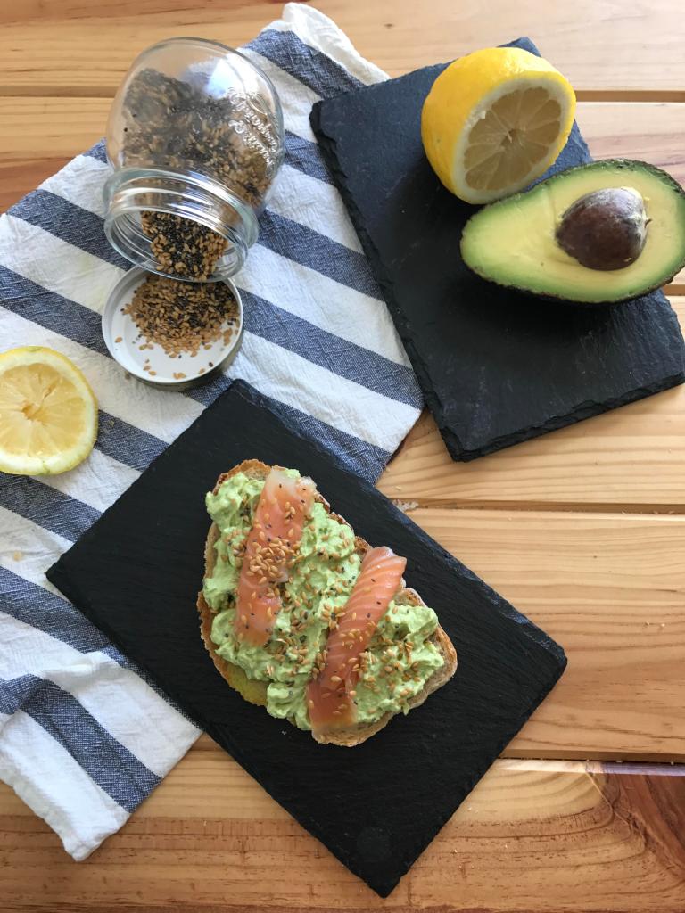 CÓMO HACER LA MEJOR CREMA DE AGUACATE
Nos encanta el aguacate, su textura y cremosidad son increíbles cuando se encuentra en su punto óptimo de maduración.

Así que hoy os traemos una receta de crema de aguacate con salmón ahumado que va a hacer las delicias de vuestros paladares. La textura de esta crema de aguacate os va a dejar maravillados. Ideal para combinar con tostas, crepes, y con infinidad de recetas. Y es que esta receta, es increíblemente fácil y sencilla.

Hoy os dejamos una receta muy sencilla que sirve tanto como un buen desayuno saludable como una gran tosta para una cena saludable fácil y sencilla.
