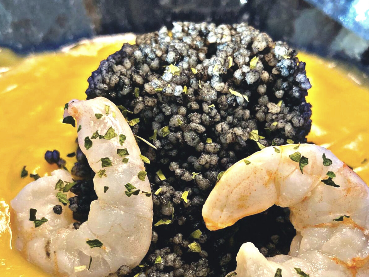 CREMA DE CALABAZA CON CUSCÚS NEGRO Y GAMBAS