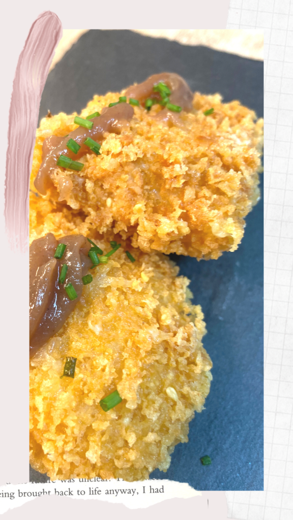 QUESO REBOZADO CON CREMA DE CASTAÑAS Y CILANTRO
Hoy os traemos una receta muy sencilla. Una idea de receta de entrante o apertivo, que dejará a todos con la boca abierta. Y es que para los amantes del queso se van a volver locos con esta combinación. Así que ahora que se acercan las navidades! O cualquier día simplemente por que os apetece, tenéis que probar esta receta. Esperamos que os guste tanto como a nosotros! Y ya veréis que sencilla es!