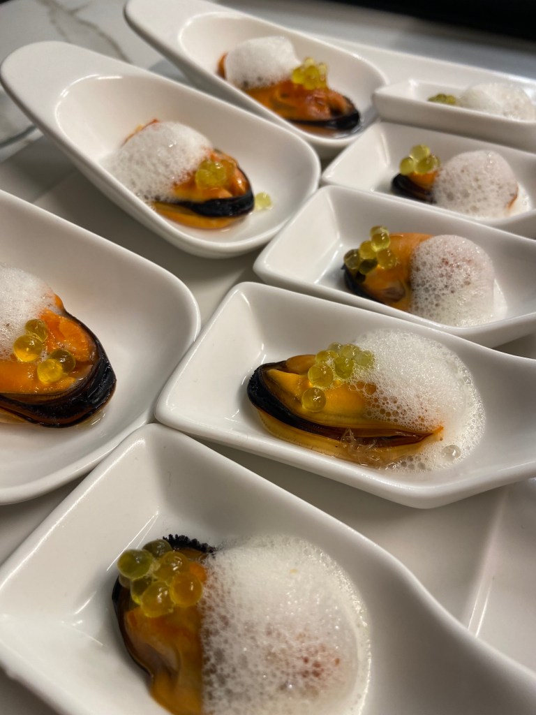 COMO HACER MEJILLONES CON AIRE DE LIMÓN y PERLAS DE ACEITE CON ROMERO
Hola fooders! Hoy os dejamos una receta muy muy sencilla, de una textura increíble y perfecta para estas navidades.

COMO PREPARAR AIRE DE LIMON Y QUE ES
Hoy os vais a creer grandes chefs. Esta receta es la emulsificación más sencilla y una de las más usadas en alta cocina. Y es que aire de limón tiene infinidad de usos en la cocina, desde acompañar pescado, mariscos, postres o mismo algún coctel.