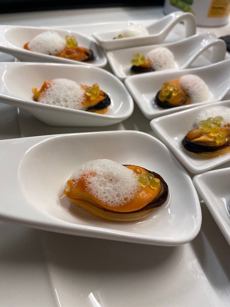 COMO HACER MEJILLONES CON AIRE DE LIMÓN y PERLAS DE ACEITE CON ROMERO
Hola fooders! Hoy os dejamos una receta muy muy sencilla, de una textura increíble y perfecta para estas navidades.

COMO PREPARAR AIRE DE LIMON Y QUE ES
Hoy os vais a creer grandes chefs. Esta receta es la emulsificación más sencilla y una de las más usadas en alta cocina. Y es que aire de limón tiene infinidad de usos en la cocina, desde acompañar pescado, mariscos, postres o mismo algún coctel.