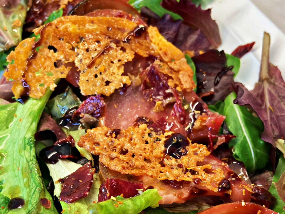 LA MEJOR ENSALADA DEL MUNDO CON CRUJIENTE DE JAMÓN Y QUESO