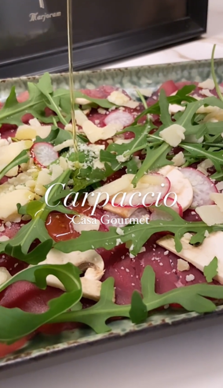 CARPACCIO CON PARMESANO, RÚCULA, RABANITOS Y CHAMPIÑONES